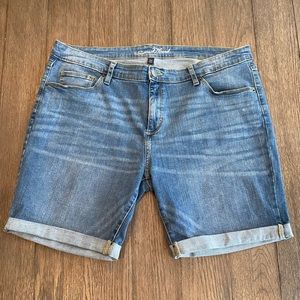 Universal Thread Bermuda Light Wash Jean Shorts Size 20